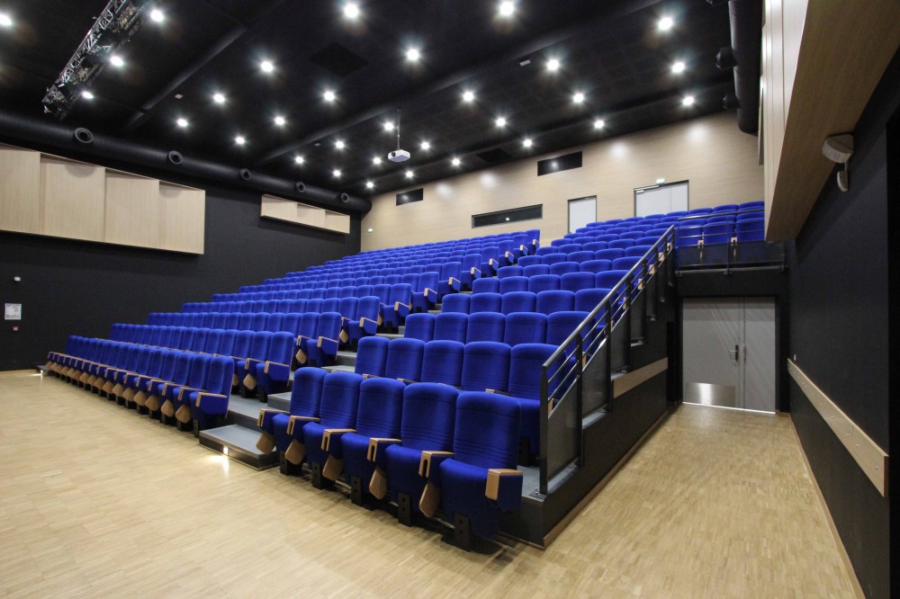 Gradins de la salle de spectacle du collège Sainte-Marie à La Roche-sur-Foron